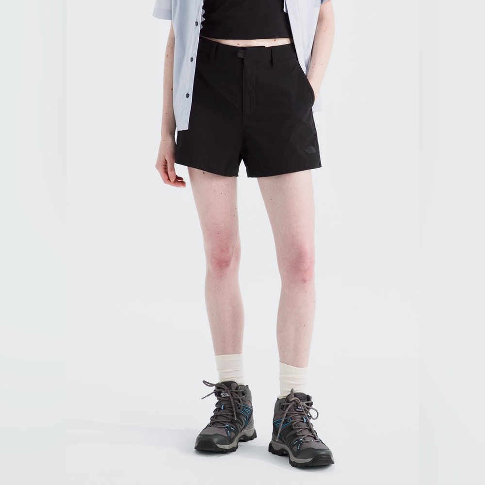 THE NORTH FACE Black Women's shorts, size S/P. Two front pockets and one back